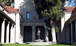 Sala de Música de Bridges en Claremont, California, revestida de estuco.