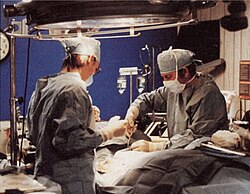 Técnicos preparando un cuerpo para criopreservación en 1985