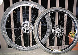 Comparación visual entre una rueda de bicicleta de montaña de 29 pulgadas y una de 26 pulgadas