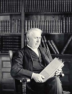 Thomas A. Edison junto a su diseño de batería de níquel-hierro