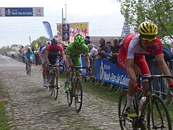 Ciclistas entrando en el sector de pavé
