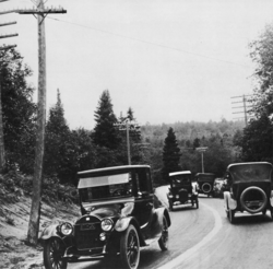 Imagen de 1917 que muestra una de las primeras líneas centrales pintadas en Míchigan