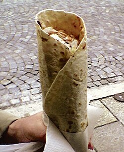 Bocadillo de dürüm kebab con pan plano
