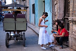 Joven cubana con vestido blanco tras bautizo