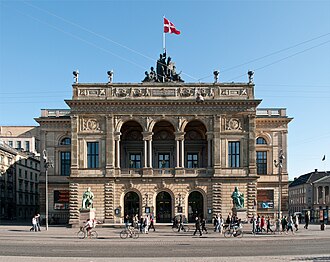 Fachada principal del Teatro Real de Copenhague vista desde Kongens Nytorv.
