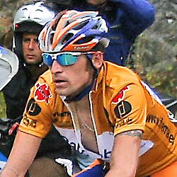 Denís Menshov compitiendo sobre la bicicleta
