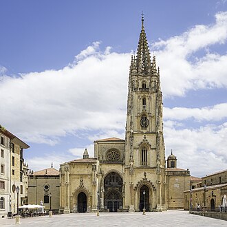 Fachada principal de la Catedral de Oviedo