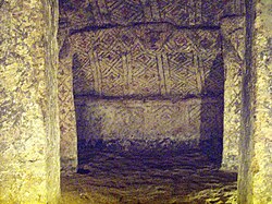 Detalle de las paredes interiores de un hipogeo