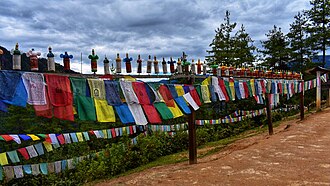 Banderas de plegarias budistas en Bután