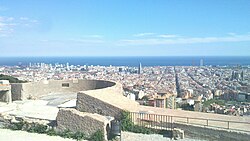 Vista panorámica de la ciudad de Barcelona desde el cerro con las baterías en primer plano