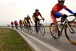 Ciclistas rodando en una carretera abierta