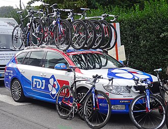 Bicicletas y vehículo de asistencia del equipo en competición