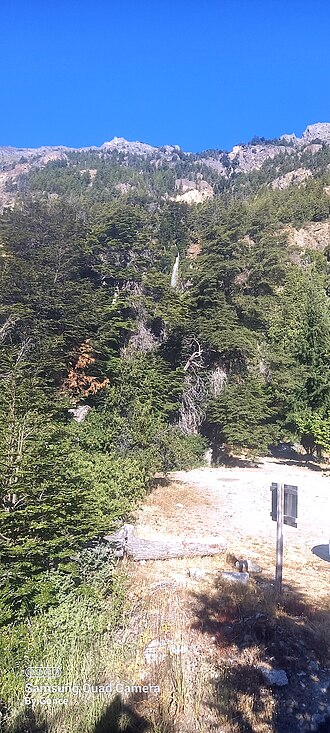 Cascada en las afueras de la zona urbana
