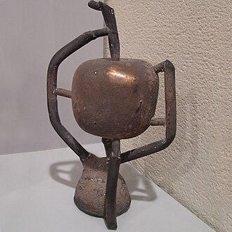 Escultura de bronce recién extraída con los bebederos antes del acabado