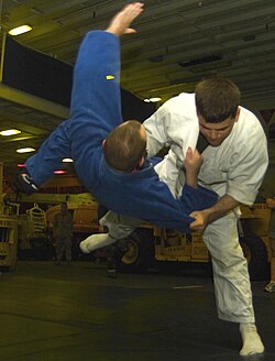 Ejecución de un movimiento de judo llamado o-soto-gari