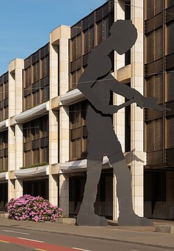 Escultura cinética frente al banco UBS en Basilea