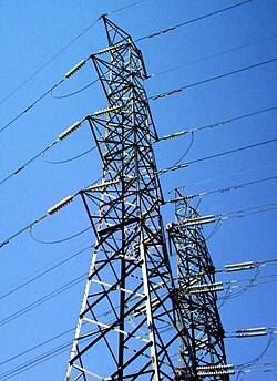 Líneas de alta tensión sostenidas por torres metálicas para la transmisión eléctrica.