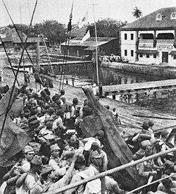 Infantería japonesa desembarcando en las costas de Borneo durante las primeras fases de la campaña.