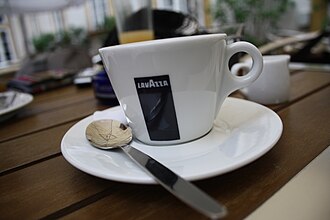 Taza de café con el logotipo corporativo de Lavazza.