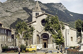 Fachada y elementos arquitectónicos de la Catedral de Notre-Dame des Pommiers