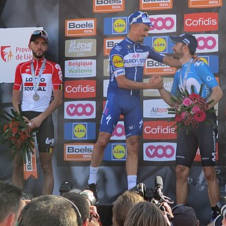 Julian Alaphilippe celebrando su victoria