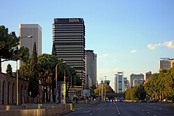 Vista panorámica de rascacielos y torres representativas