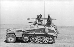 Rommel observando con prismáticos desde su vehículo de mando