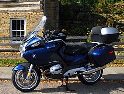 BMW R1200RT, una motocicleta de turismo clásica equipada con parabrisas y carenado.