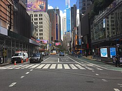 Vista hacia el norte desde la calle 48 mostrando los teatros y carteles del Theater District.