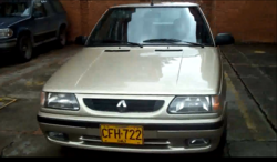 Ejemplar de una placa puesto en la parte frontal de un automóvil
