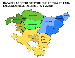 Mapa de circunscripciones electorales a juntas generales con Vizcaya en tonos de verde, Guipúzcoa en azul y Álava en ocre.