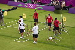 Atletas de tiro con arco en competencia