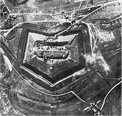 Fotografía aérea alemana del Fuerte Douaumont antes de la batalla