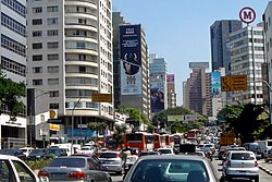 Tráfico intenso en una vía urbana