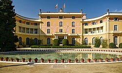Fachada y entorno del Palacio Real de Pedralbes
