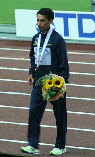 Jefferson Pérez tras la ceremonia en los 20 km masculinos del Mundial de Atletismo 2007