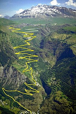 Ciclistas ascendiendo por las curvas de herradura
