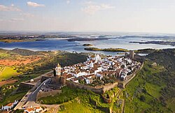 Pueblo de Monsaraz junto al embalse de Alqueva