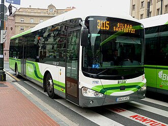 Unidad de Bizkaibus operada por EMB en las calles de Bilbao