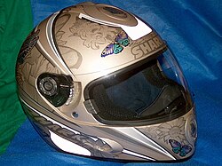 Casco de motocicleta integral que ofrece cobertura completa en la cabeza y el rostro.
