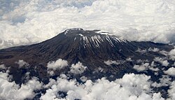 Vista del monte Kilimanjaro con capa de nieve