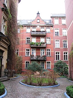 Edificio de apartamentos donde vive Lola en la película