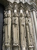 Estatuas de la derecha del portal central