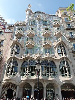 Casa Batlló de Antoni Gaudí, ejemplo cumbre del modernismo catalán.