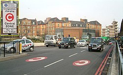 Señalización vial en Old Street advirtiendo la zona de congestión