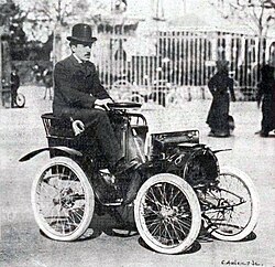 Louis Renault en su primer automóvil en 1903