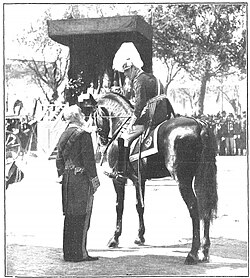 Maura conversando con el monarca en abril de 1909.