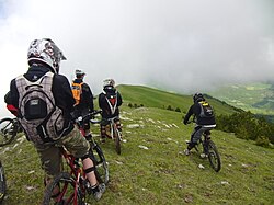 Ciclista practicando enduro