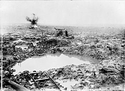 Tanque Mark IV hundido en el lodo
