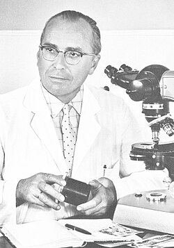 Kurt Michel junto a su microscopio de contraste de fases.